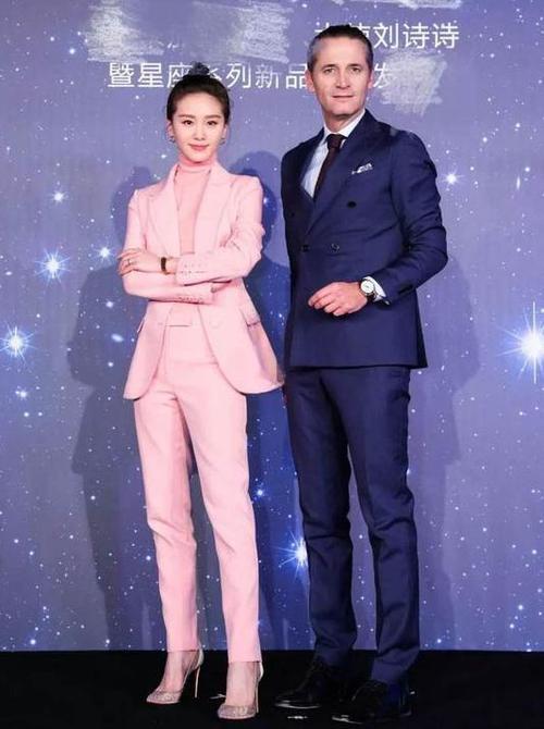 刘诗诗身穿粉色西装,亮相某活动现场,意外撞脸章泽天