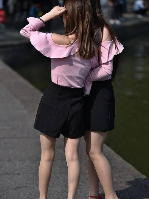 贴身连衣裙在微风拂过的瞬间,美女的身材一下子就"浮出水面"了