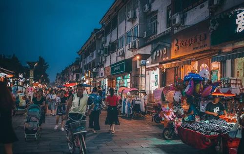 作为崇州最有名的小吃一条街,每一个崇州人都在这里留下过他们的青春