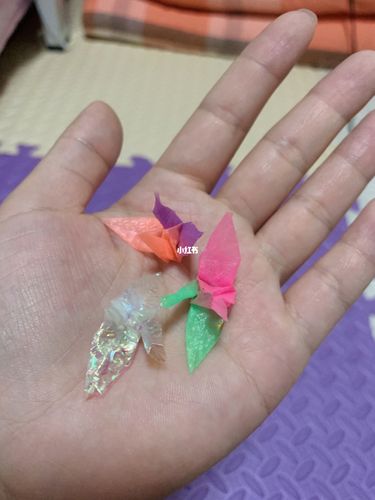 的96都会把糖纸收藏起来夹在书本里,然后有时间再拿出来折千纸鹤