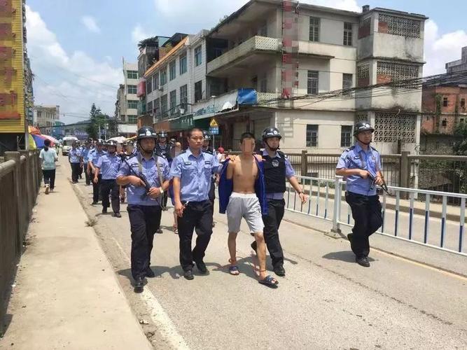 灵山警方武装押解8名涉恶嫌犯辨认作案现场!