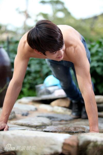 韩版《花样》珉豪裸上身(图)