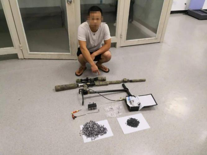 鹅公派出所根据前期摸排,在徐某峰家中缴获以气体为发射动力的枪支一