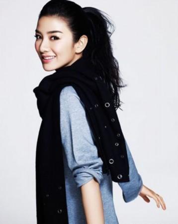 黄奕最新写真大片 黑直发白长裙尽显清纯气质(图)