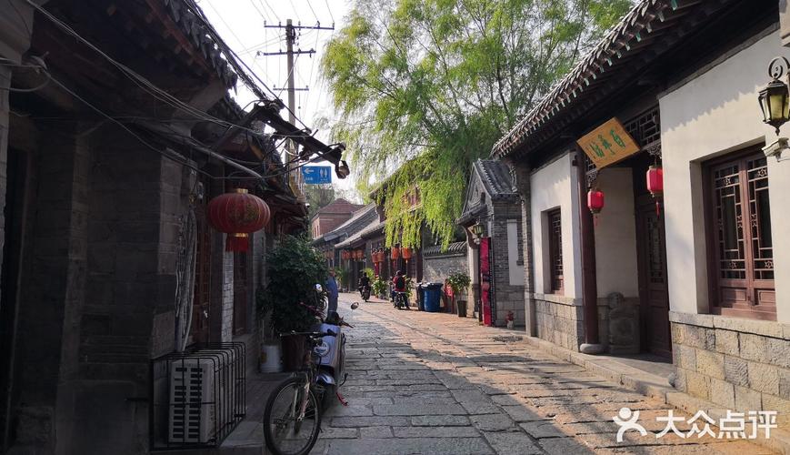 街道非常有老济南的特色,充满了文艺气息