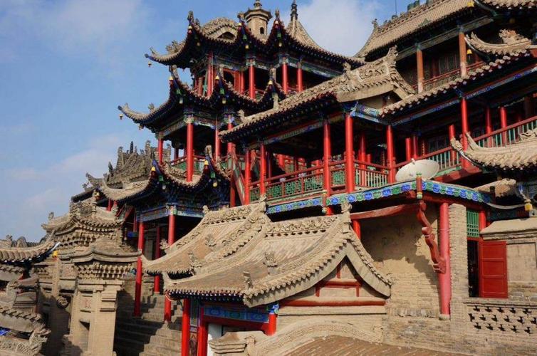 中卫还是著名的旅游城市,代表性景点是沙坡头,以大漠黄河,治沙奇迹,"