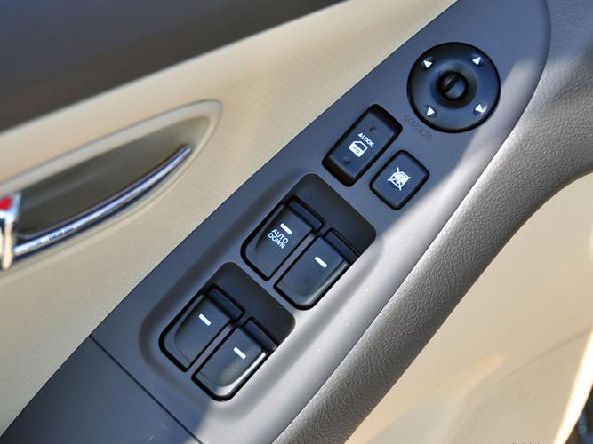 悦动车门内侧控制按钮