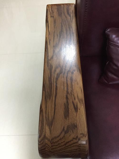买了套嘉美瑞的乌金木沙发,第一次送货其中一扶手有开裂现象,让他们