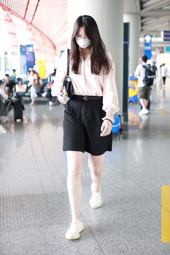 惠若琪街拍:樱花粉灯笼袖衬衫 短裤 yeezy球鞋高挑干练