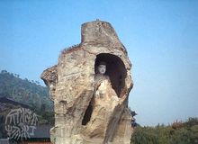3米,螺发肉髻,宽颐广额,披褒衣博带式袈裟,袒胸束腰,左手按膝,右手作
