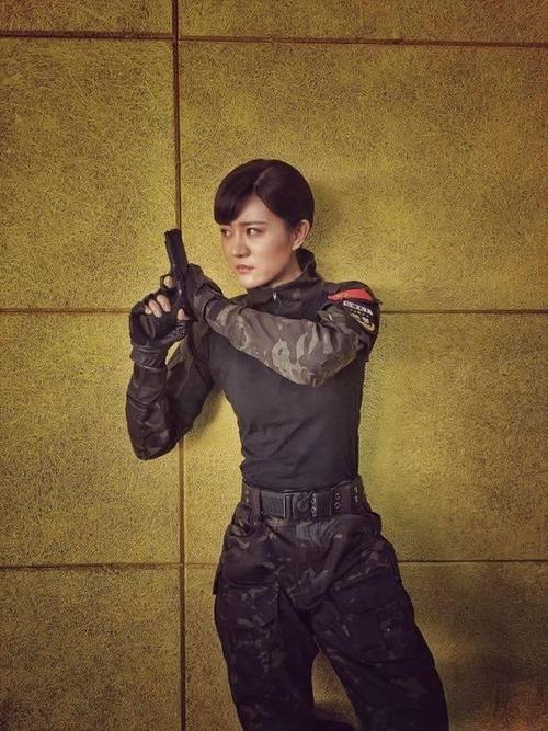 《利刃出击》的女特战队长,还是个钢琴十级音乐才女!