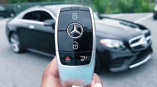 奔驰车钥匙怎么换电池 奔驰glc260钥匙电池怎么换