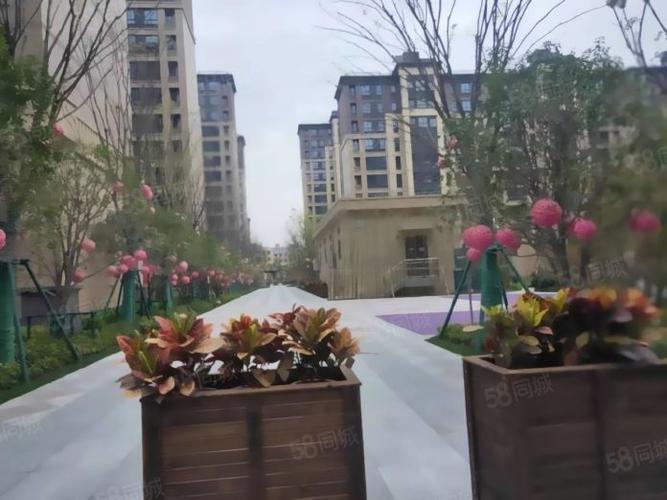 保利玲珑公馆3室2厅2卫3200元月电梯房精装修