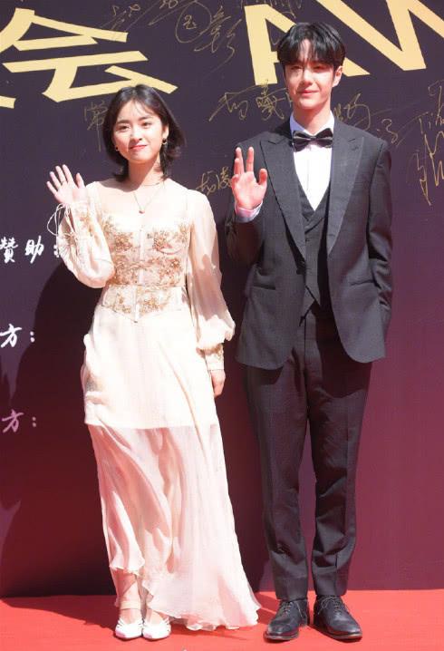 沈月王一博"黑白配"一同出席活动,看完照片,网友:最甜
