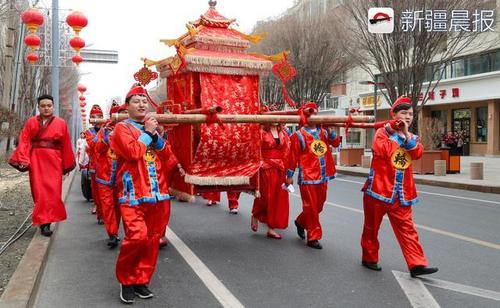 3月28日,新娘赵娟娟的迎亲队伍前往酒店举办婚礼.