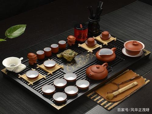 那么,对于这些品类繁多的茶具,茶盘,我们应该怎么摆放它们呢?