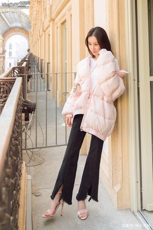 演《宝莲灯》的可爱美女舒畅越来越有魅力了 美腿玉足