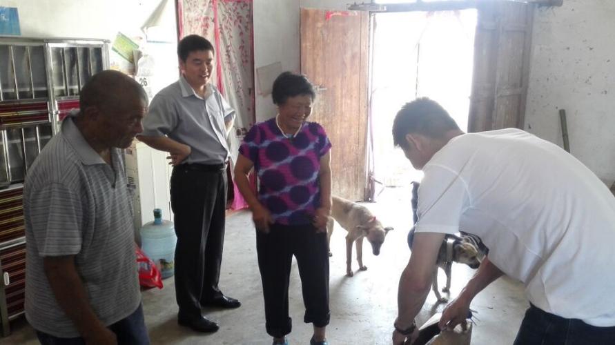 局党组书记,局长刘军义同志走访贫困户,并送去电风扇