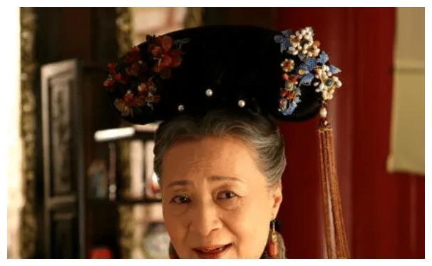 饰演过很多人物的严敏求,已经70多岁,与老公经历了很多风雨