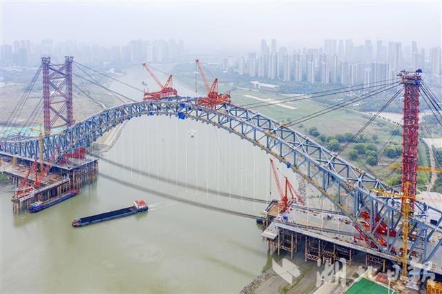 武汉江汉七桥主拱合龙(组图)