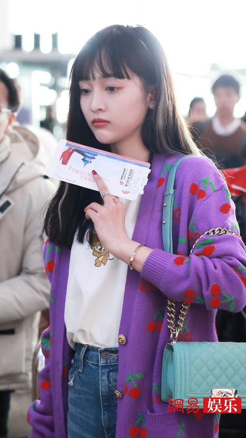 吴宣仪齐刘海黑长直新发型现身过年心情好