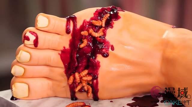 血与蛆虫更配喔! 万圣节断肢蛋糕好重口