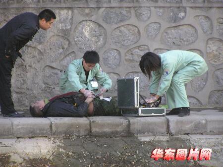 石家庄:民心河内捞出落水男子(组图)