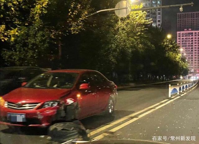 常州天街附近一轿车撞护栏,前车轮都掉了