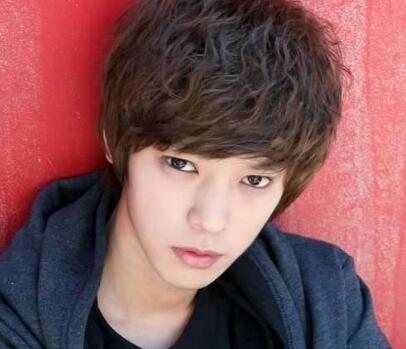 烟花烫发型,彰显男生的独特魅力感,值得尝试[4p]