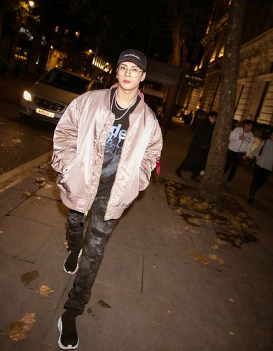 简介:王嘉尔伦敦个性街拍写真帅气图片,分享一组王嘉尔图片给大家,图