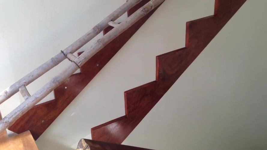 传统的木工建作美丽的实木楼梯