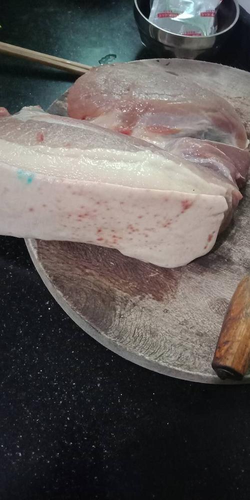 刚买的猪肉皮上有红色的疹子大片的,是不是非洲猪瘟,好害怕我该怎么