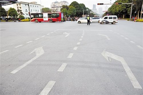 星光亭洪路口新划定左转待行区域