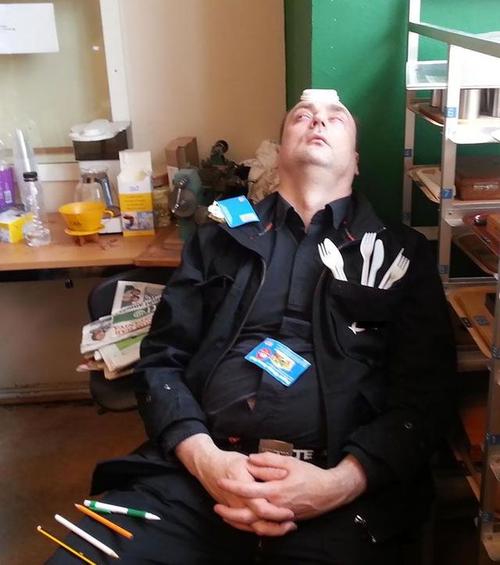 遇到一位睁着眼睛睡觉的同事,差点被吓死.