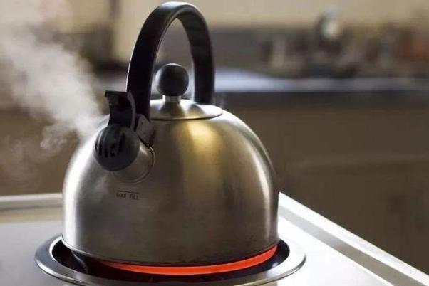 长期只喝电水壶烧开的自来水不喝桶装水的人身体会怎样