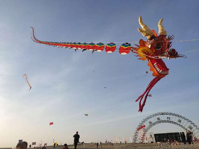 山东潍坊龙头蜈蚣风筝飞进新疆沙漠之门