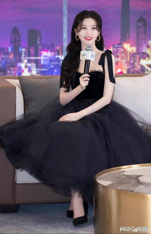 网易首页>网易号>正文申请入驻> 披肩的长发搭配上精致的脸景甜的身材