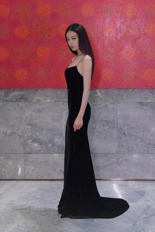 倪妮参加风尚大典,一袭黑色吊带礼服裙,太美了