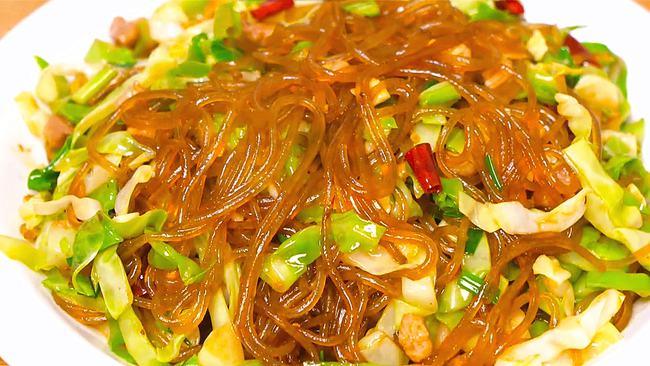 包菜炒粉条,记住不要直接炒,技巧告诉你,粉条香滑不粘