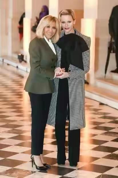 拜登老婆和法国夫人撞发型都是蓬松鸡窝头配职业装很干练