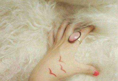 手部时尚海鸥美女虎口手部海鸥纹身图案图片tag标签:手部海鸥蓄势待发