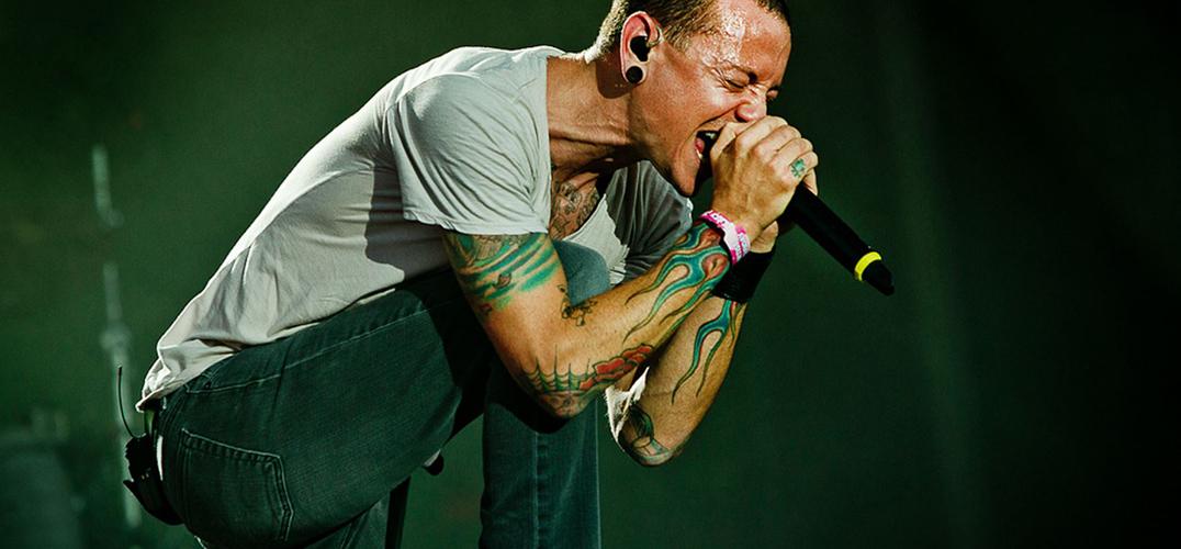 摇滚天团"林肯公园"主唱查斯特·贝宁顿自杀