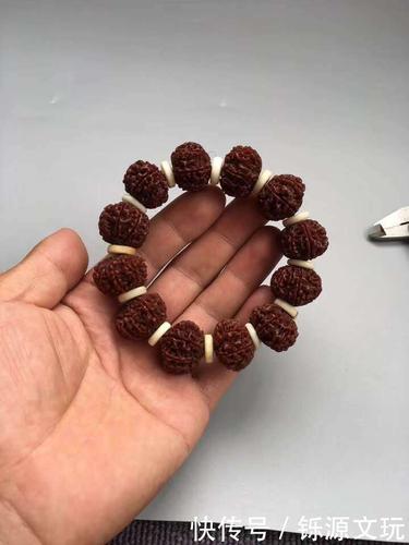 金刚菩提子盘法保养:1,挑选手链菩提,选择尺寸在20-23mm之间的菩提,市