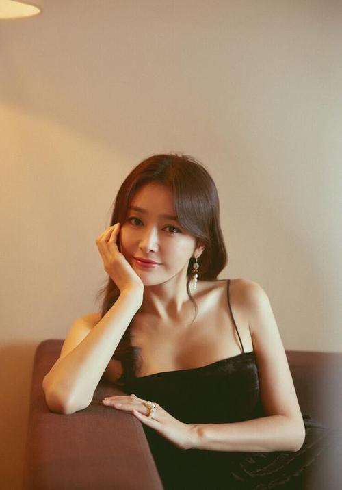 41岁秦岚,肤白貌美妩媚清纯,性感中透着满满的温柔!