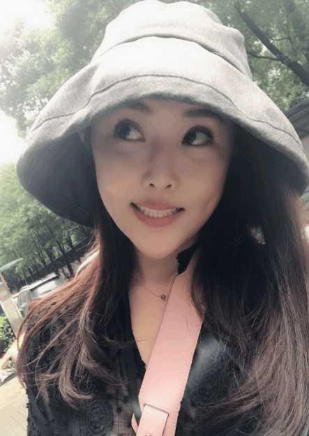 主播刘佳怡晒出1米5的大腿照可网友的评论点不在她的大腿上