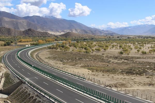 国道349线泽当至贡嘎机场高等级公路通车试运营