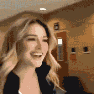 搞笑gif动态图:妹子好像摔得不轻