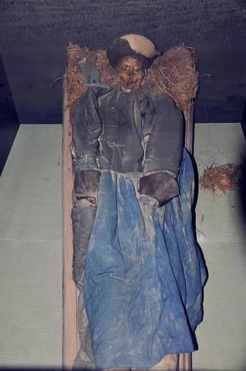 原创清代干尸!刚到新疆当上官就去世了,生前太穷写信让老乡捎厨具