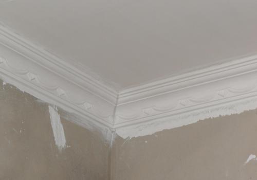 一般石膏线在吊顶顶端处进行安装时,要精准测量出墙面的高度,弄