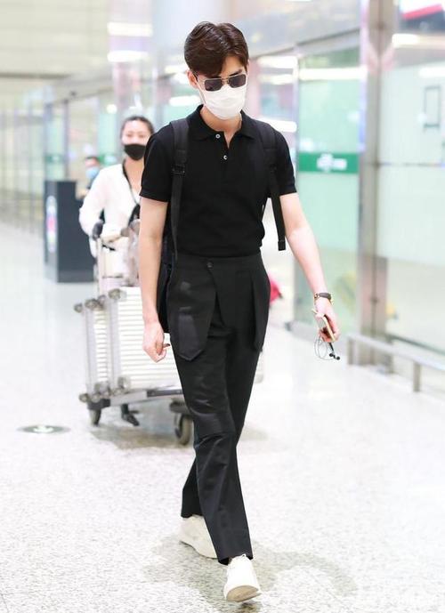 张翰穿着一件polo衫现身机场,真是超有型